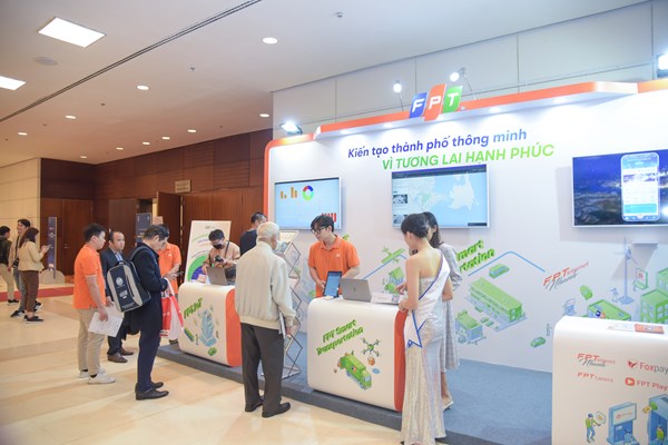 FPT trình diễn hệ sinh thái thành phố thông minh tại Smart City summit 2022