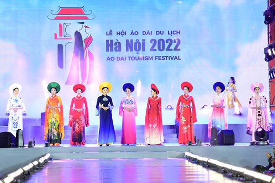 Lễ hội áo dài du lịch Hà Nội 2022 thu hút du khách quốc tế đến Hà Nội