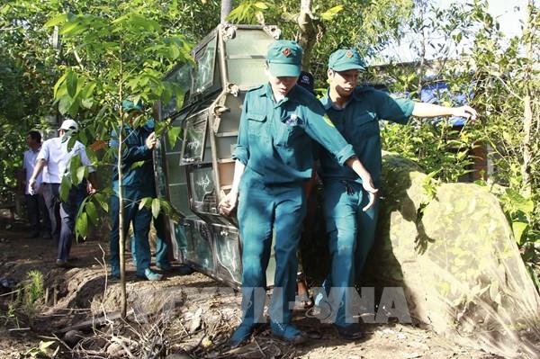 Vĩnh Long: Sạt lở làm 13 căn nhà rơi xuống sông