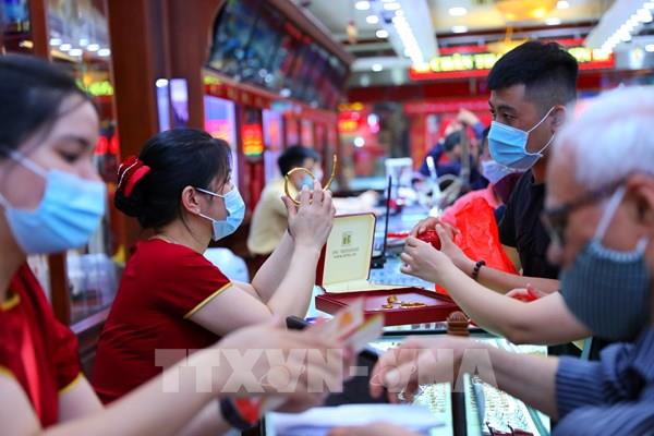 Giá vàng trong nước biến động trái chiều sau quyết định tăng lãi suất của Fed