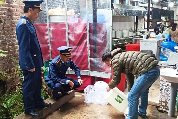 Thu giữ gần 100 lít rượu thủ công không rõ nguồn gốc tại Lạng Sơn