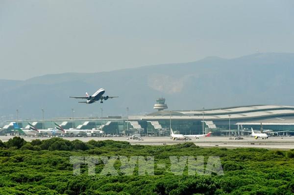 Cảnh sát Tây Ban Nha tìm kiếm 12 hành khách đi máy bay bỏ trốn