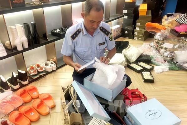 Phát hiện nhiều sản phẩm nghi giả nhãn hiệu nổi tiếng tại cửa hàng Trang Nemo Style 