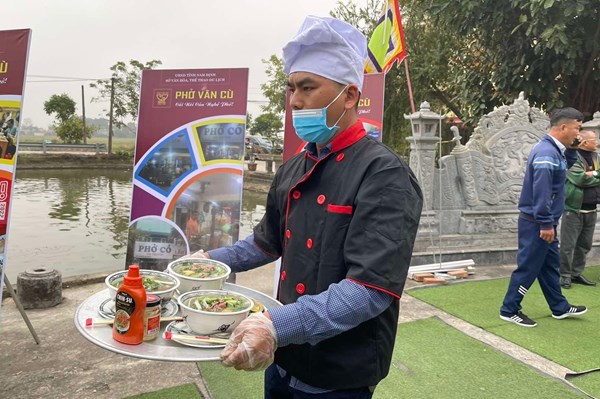 Tương ớt phở CHIN-SU trong không gian phở xưa