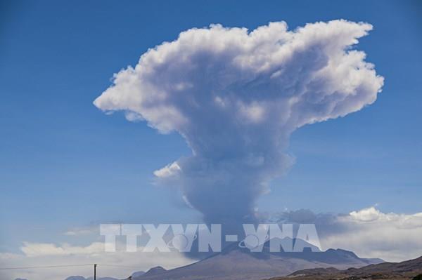 Núi lửa Lascar ở Chile phun trào dữ dội