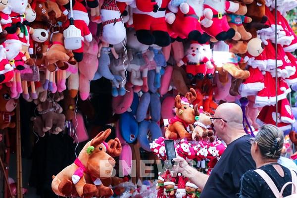 Hà Nội: Ngập tràn không khí Giáng sinh trên phố Hàng Mã