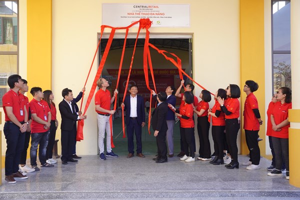 Central Retail bàn giao Nhà thi đấu thể thao đa năng cho trường học ở Thái Bình