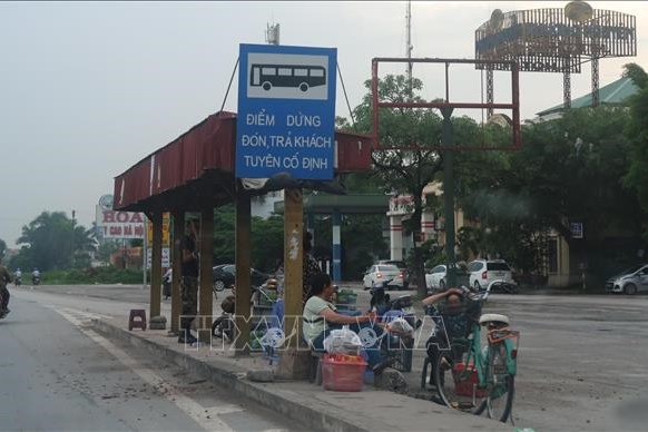 Chấn chỉnh vi phạm chiếm dụng nhà chờ xe buýt tại Hà Nội