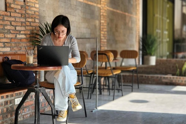 Gen Z “cắm rễ” làm việc tại quán cà phê