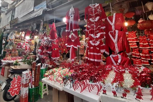 Sôi động thị trường phụ kiện trang trí dịp Giáng sinh