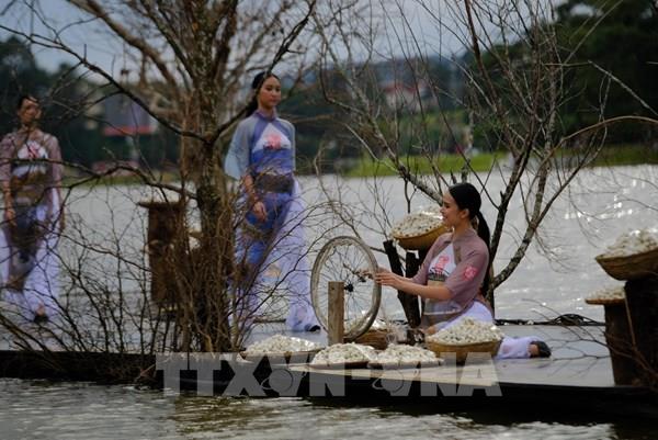 Festival hoa Đà Lạt 2022: Lụa Bảo Lộc "bay" trên sân khấu nổi ở hồ Xuân Hương