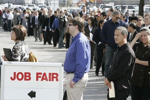 Thị trường lao động Mỹ vững chắc, thâm hụt thương mại giảm mạnh