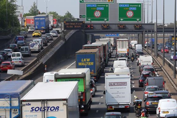 Người dân Anh sẽ thực hiện khoảng 20 triệu chuyến đi bằng ô tô trước Giáng sinh