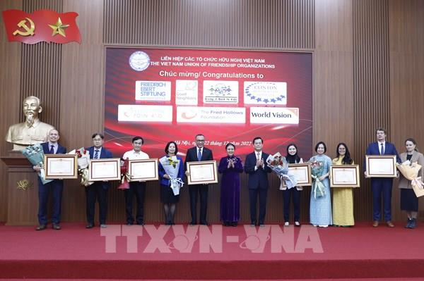Trao Bằng khen của Thủ tướng Chính phủ tặng 7 tổ chức phi chính phủ nước ngoài