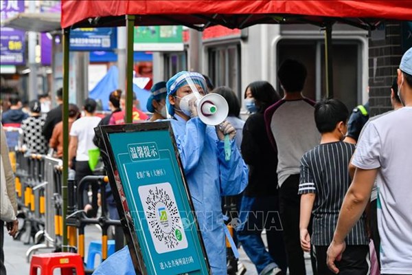 Trung Quốc chuyển trạm xét nghiệm COVID-19 thành phòng tư vấn bệnh nhân sốt