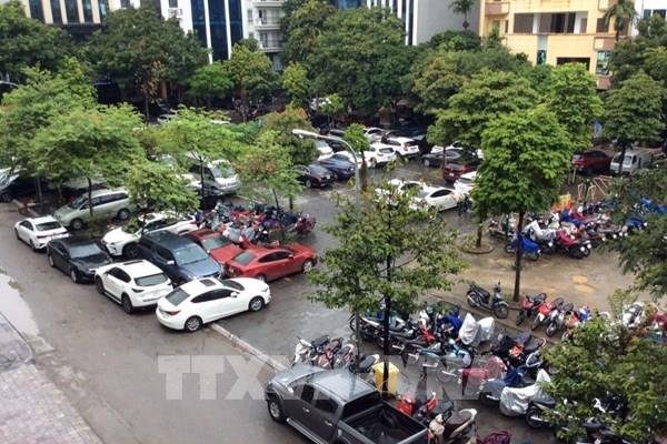 Bãi giữ xe "nuốt chửng" không gian sinh hoạt công cộng tại Cầu Giấy, Hà Nội