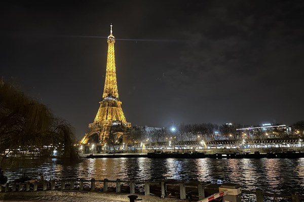 Paris đón Giáng sinh với tinh thần tiết kiệm năng lượng