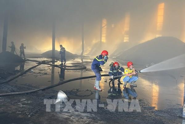 Cháy xưởng sản xuất viên nén gỗ tại Bình Phước, thiêu rụi nhiều tài sản