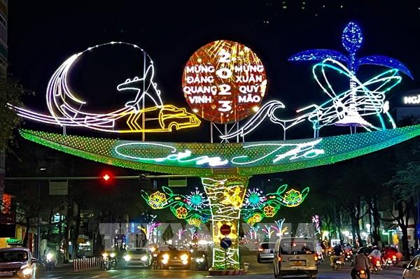 Rực rỡ đường đèn nghệ thuật tại Cần Thơ