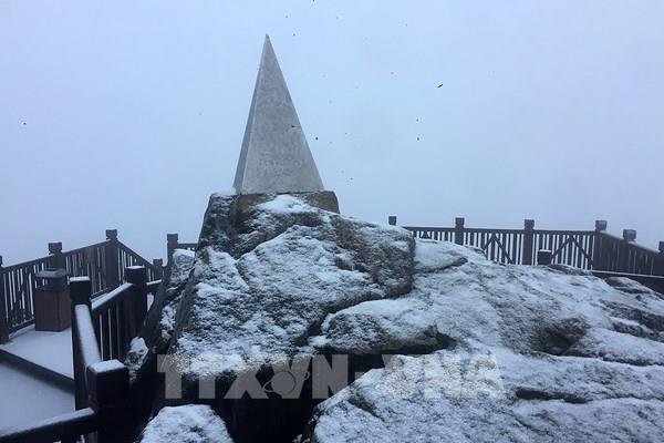 Mưa tuyết xuất hiện trên đỉnh Fansipan