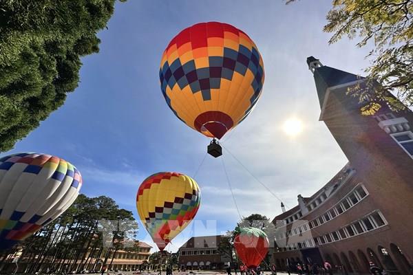 Du khách có thể bay khinh khí cầu ngắm Đà Lạt từ trên cao