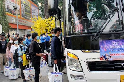 Doanh nghiệp tặng vé về quê ăn Tết cho người lao động nghèo  