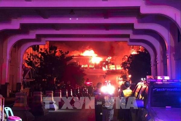 Cháy sòng bài tại Campuchia: Khoảng 50 người mắc kẹt, giải cứu hàng chục người