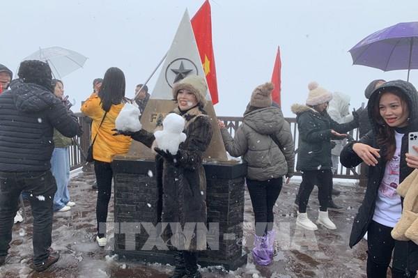 Mưa tuyết "hút" du khách đến Khu Du lịch Quốc gia Sa Pa