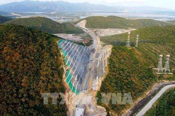 Thi công ngày đêm trên tuyến cao tốc đường bộ Bắc - Nam