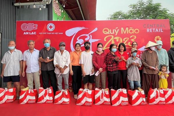 Central Retail trao tặng gần 5.000 phần quà Tết cho người có hoàn cảnh khó khăn