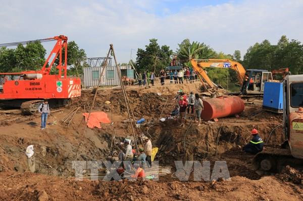 Thủ tướng chỉ đạo tập trung cứu cháu bé mắc kẹt trong ống cọc bê tông ở Đồng Tháp