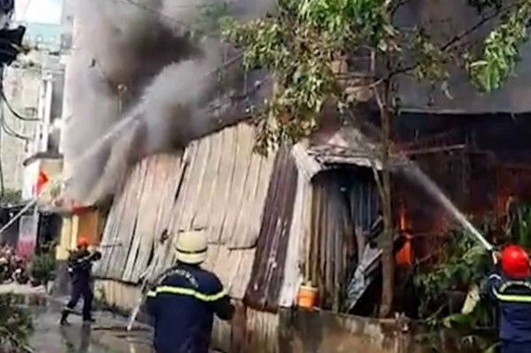 Thành phố Hồ Chí Minh: Cháy lớn tại cơ sở làm mây tre đan