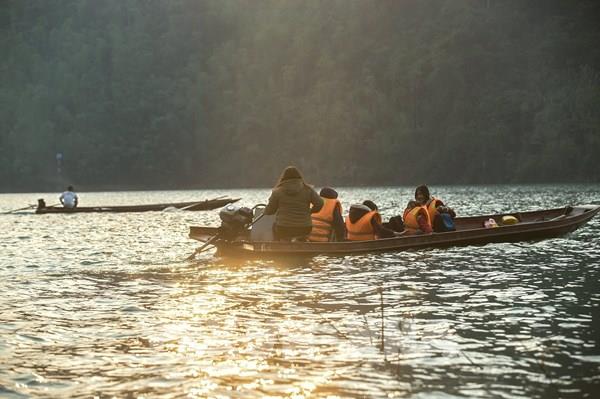 Cô giáo 18 năm làm “người lái đò sông Đà” đưa học sinh đến trường