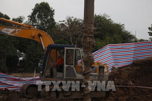 Vụ bé trai rơi xuống trụ bê tông: Đã đưa được một đoạn cọc bê tông lên mặt đất