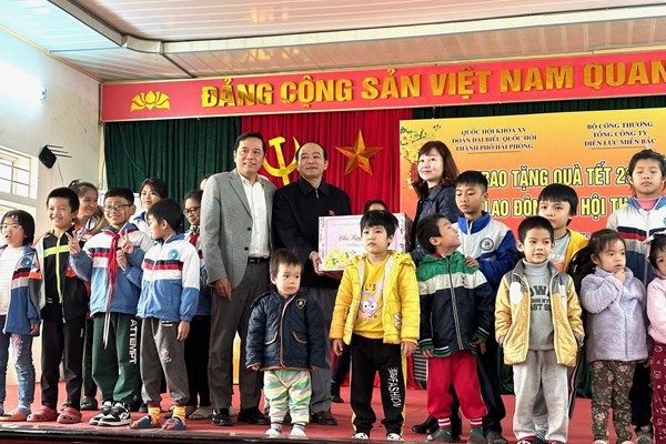 EVNNPC tặng 1.000 suất quà “Tết vì người nghèo” cho các gia đình chính sách, trẻ mồ côi, hộ nghèo