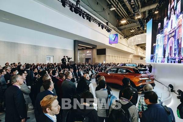 VinFast VF 6 および VF 7 電気自動車は、CES 2023 で多くの賛辞を受け取ります
