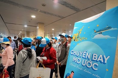 Vietnam Airlines đưa hơn 100 người lao động nghèo về quê đón Tết 