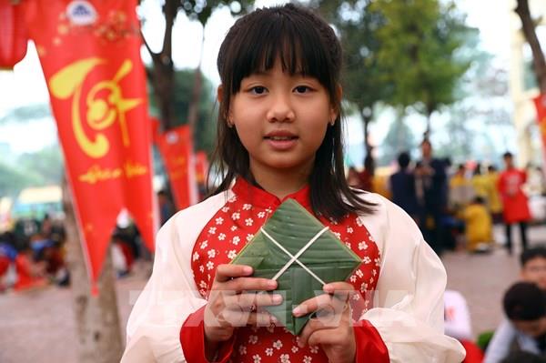 Mang Tết cổ truyền đến với học sinh tiểu học Thủ đô