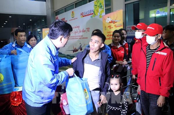 Những chuyến bay "0 đồng" đưa công nhân nghèo về quê đón Tết