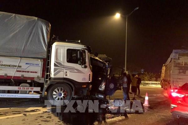 Tai nạn trên cao tốc, tài xế bị thương mắc kẹt trong cabin