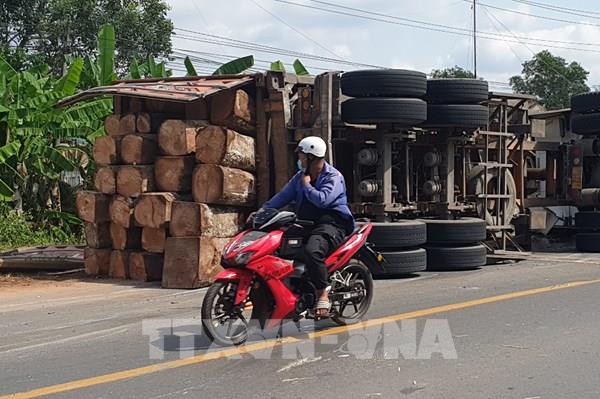 Bình Phước: Lật xe container chở gỗ, bốn người bị thương
