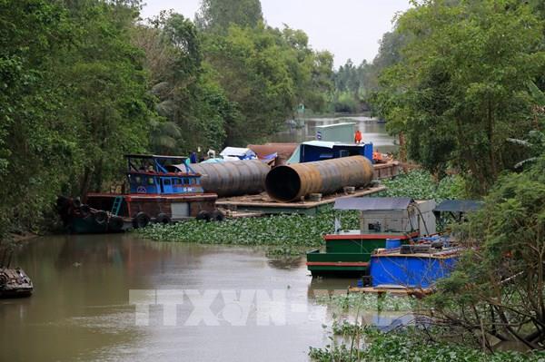 Đồng Tháp: Nhiều khó khăn trong việc đưa thi thể bé Hạo Nam lên mặt đất