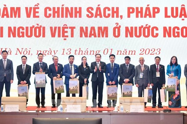 Tạo điều kiện thuận lợi về chính sách, pháp luật đối với người Việt Nam ở nước ngoài