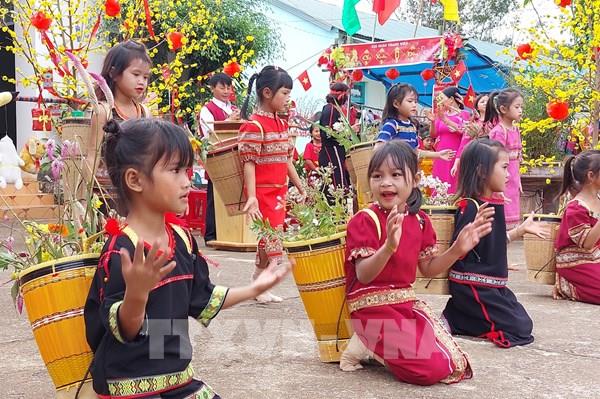 Mang Tết đến với học sinh vùng khó khăn