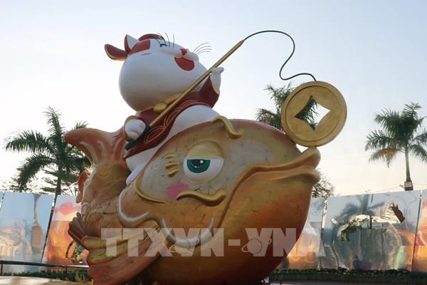 Linh vật mèo ở đường hoa Xuân Tuy Hòa thu hút du khách