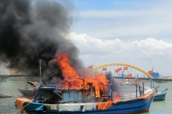 Nam Định: Cháy 6 tàu cá tại khu neo đậu