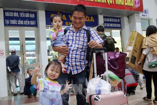Nhà ga, bến xe tại Tp. Hồ Chí Minh nhộn nhịp khách về quê đón Tết