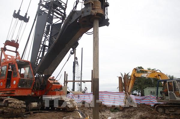 Vụ bé trai rơi xuống trụ bê tông: Tiếp tục đưa 2 đoạn còn lại của cọc bê tông lên mặt đất