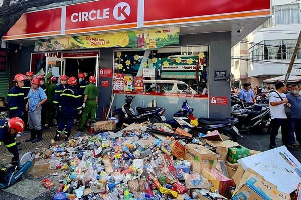 Tp Hồ Chí Minh: Sập trần cửa hàng tiện lợi 8 người thoát nạn
