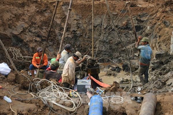 Vụ bé trai rơi xuống trụ bê tông tại Đồng Tháp: Công tác cứu hộ phát sinh thêm khó khăn